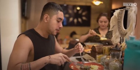 8 Potret Dapur Siti Badriah yang Jarang Tersorot, Konsep Open Space - Nuansa Hangat Sentuhan Kayu