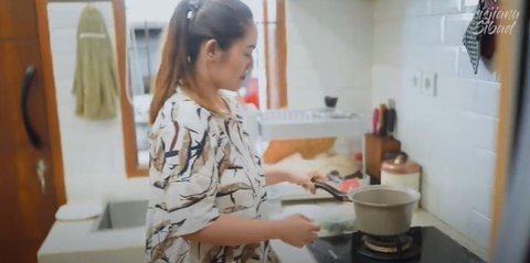 8 Potret Dapur Siti Badriah yang Jarang Tersorot, Konsep Open Space - Nuansa Hangat Sentuhan Kayu