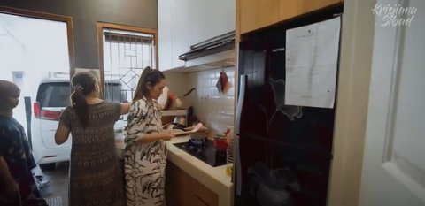 8 Potret Dapur Siti Badriah yang Jarang Tersorot, Konsep Open Space - Nuansa Hangat Sentuhan Kayu