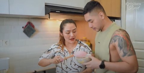 8 Potret Dapur Siti Badriah yang Jarang Tersorot, Konsep Open Space - Nuansa Hangat Sentuhan Kayu