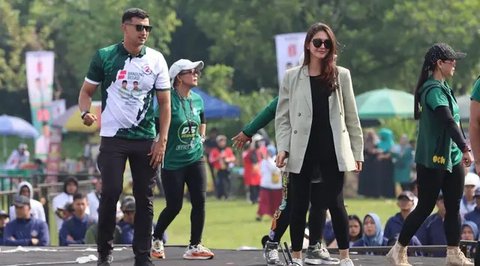 Potret Nabila Syakieb sapa warga Bandung. Netizen ramai bubuhkan komentar dengan emotikan dua jari untuk memberikan dukungan kepada Ali Syakieb. Melihat unggahan tersebut, tak sedikit netizen yang memuji pesona yang dipancarkan oleh bintang sinetron Cinta dan Anugerah ini. Meski sudah jarang muncul di layar kaca, Nabila Syakieb tetap menjadi idola. (Liputan6.com/IG/@nsyakieb85)