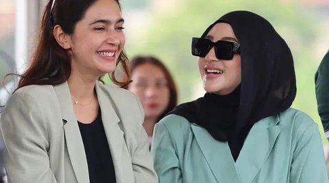 Berusia 39 tahun, artis blasteran Indonesia -- Arab ini dipuji awet muda dan tak menua. Penampilan kasual Nabila Syakieb ketika ikut kampanya akbar ini membuatnya terlihat seperti gadis. Tak hanya Nabila Syakieb, Margin Wieheerm juga datang ke kampanye akbar tersebut. Dalam momen tersebut, kakak adik ipar ini pamer kebersamaan yang tak lepas dari perhatian. (Liputan6.com/IG/@nsyakieb85)