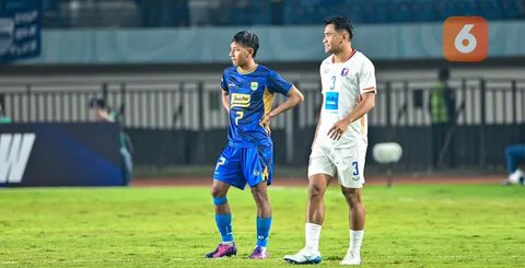 Pemain Persib Bandung (dari depan) Marc Klok, Victor Igbonefo dan Nick Kuipers melakukan pemanasan dalam sesi official training di Stadion Gelora Bangkalan, Madura, Kamis (30/5/2024) jelan