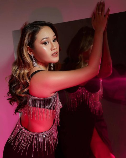 "Bilang muka tua, terus percuma buat berkarya, percuma buat lagu kalau nggak viral karena mukanya biasa aja. Jadi memang faktor utamanya adalah insecurity," ujarnya.