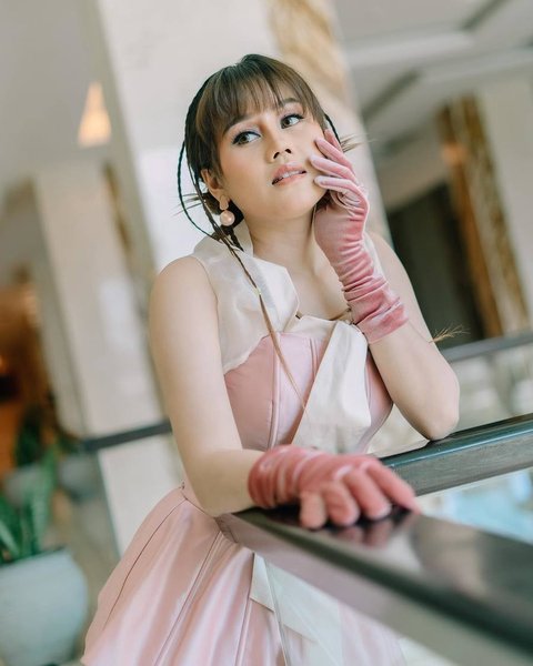 "Kemarin aku ada 3D contour. Face contour itu tulang pipi, tulang cheekbone ini dikikis. Terus kemudian tulang rahang. Terus yang tulang cheekbone ini dipindahin ke smile line. Terus aku kemarin ada reno plastik juga. Terus eyelid sama lifting," jelasnya.