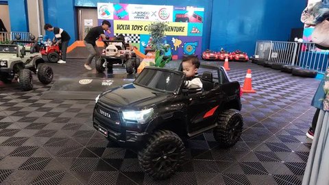 SHP Toys meluncurkan mainan tunggang anak Toyota Hilux GR Sport Volta Toys (Volta 5099) di GJAW 2024. (Liputan6.com/Septian)