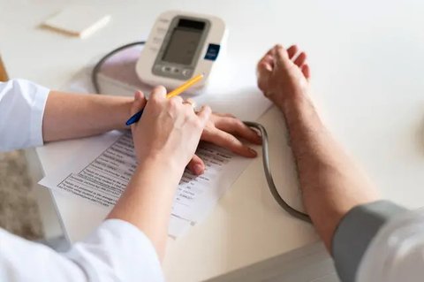 Kolesterol Sebabkan Sensasi Kebas di Tangan? (Image Point Fr / shutterstock)