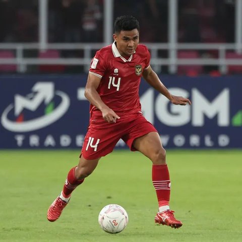 Duel antara pemain sayap Timnas Argentina, Alejandro Garnacho, berduel dengan kapten Timnas Indonesia, Asnawi Mangkualam, dalam laga FIFA Matchday di Stadion Utama Gelora Bung Karno (SUGBK