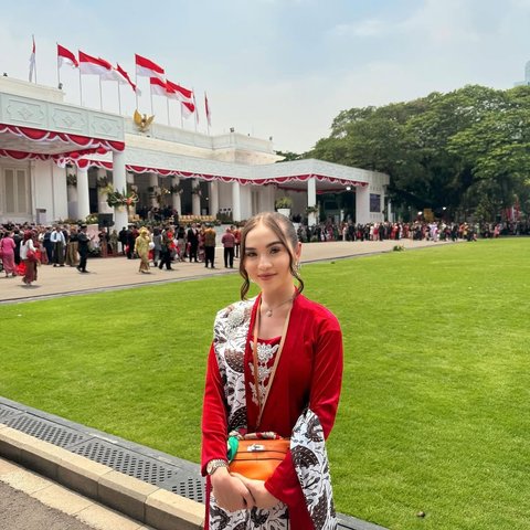 Profil Elina Joerg, Aktris Muda yang Rayakan Ultah dengan Umrah