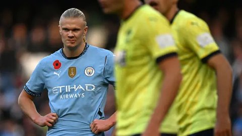 Pemain Manchester City, Erling Haaland, tampak kecewa setelah gagal mencetak gol ke gawang Bournemouth pada pertandingan lanjutan Liga Inggris di Vitality Stadium pada Sabtu (2/11/2024). (AFP