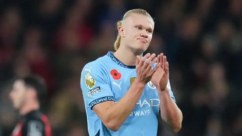 Pemain Manchester City, Erling Haaland, tampak kecewa setelah gagal mencetak gol ke gawang Bournemouth pada pertandingan lanjutan Liga Inggris di Vitality Stadium pada Sabtu (2/11/2024). (AFP