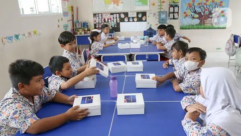 Pangkalan Udara (Lanud) TNI AU Halim Perdanakusuma melakukan uji coba program makan bergizi gratis di sejumlah sekolah yang berada di dalam kompleks Lanud Halim, Jakarta Timur. (Liputan6.com/Herman Zakharia)
