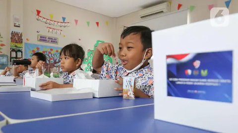 Komandan Pangkalan Udara (Danlanud) Halim Perdanakusuma, Marsekal Pertama (Marsma) TNI Muzafar menyiapkan 750 porsi makanan bergizi gratis untuk sekolah yang ada di lingkungan Lanud Halim Perdanakusuma. (Liputan6.com/Herman Zakharia)