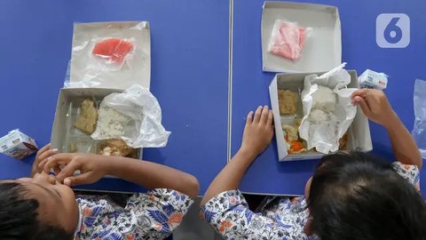 Menu makan bergizi gratis itu terdiri atas nasi, ayam goreng, tempe goreng, sayur capcay, buah semangka, dan susu. (Liputan6.com/Herman Zakharia)