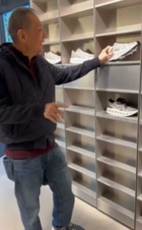 Gaya Konglomerat Indonesia Pakai Sepatu Bolong di Jepang