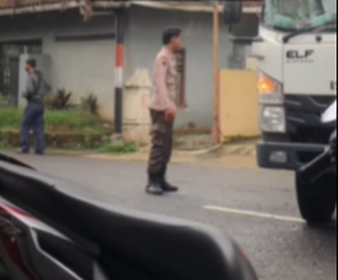 'Marselino' Tiba-Tiba jadi Satpam Parkirkan Mobil di Toko