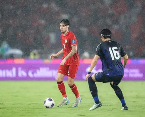 Pemain Timnas Indonesia, Kevin Diks saat melakukan debut bersama timnya ketika laga lanjutan putaran ketiga Grup C Kualifikasi Piala Dunia 2026 melawan Jepang di Stadion Utama Gelora Bung Kar