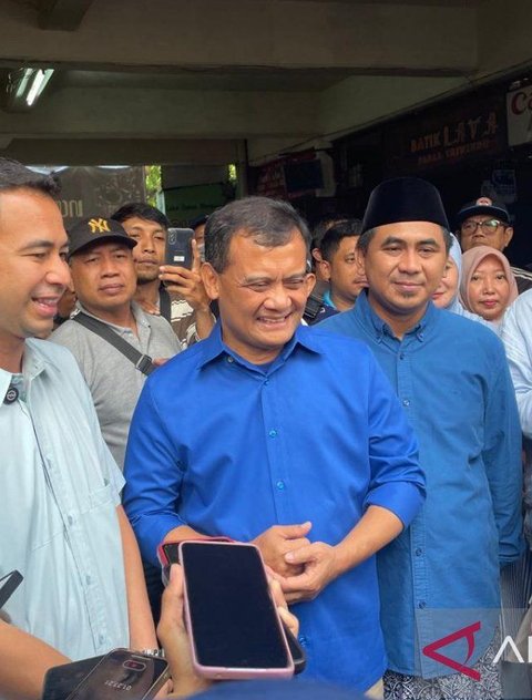 Calon gubernur Jawa Tengah Ahmad Luthfi mengajak sejumlah artis muda mengelilingi Pasar Triwindu Solo, Minggu.<br /><br />Beberapa artis yang terlihat ikut ...