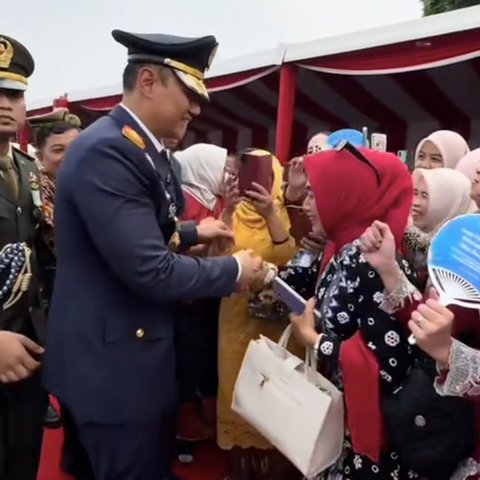 ahy hadapi emak-emak
