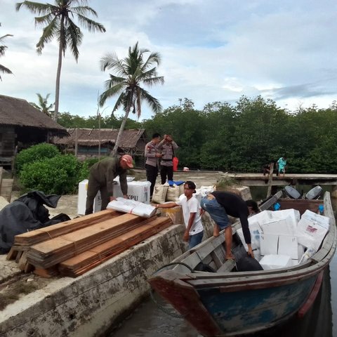 Perjuangan Petugas Seberangi Laut, Sungai Hingga Berjalan Puluhan Jam Demi Antarkan Surat Suara Pilkada ke Mentawai