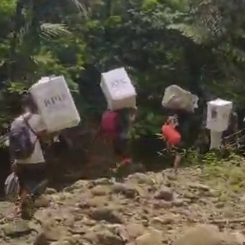 Perjuangan Petugas Seberangi Laut, Sungai Hingga Berjalan Puluhan Jam Demi Antarkan Surat Suara Pilkada ke Mentawai