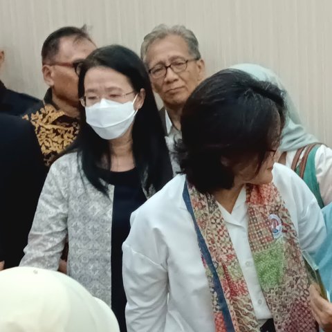 Tangis Istri Pecah Usai Hakim Tolak Praperadilan Tom Lembong