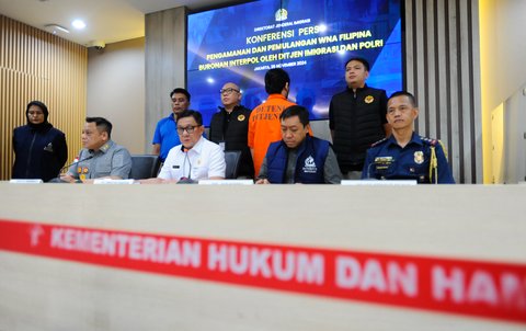 FOTO: Ditjen Imigrasi Pulangkan Buronan Interpol Asal Filipina, Ditukar Buron Judol RI Handoyo Salman