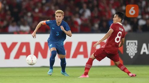 Timnas Indonesia langsung tertekan oleh Thailand di awal laga. Baru dua menit, Thailand berhasil unggul 1-0 melalui kapten tim Chanathip Songkrasin memanfaatkan umpan Phillip Roller di sektor