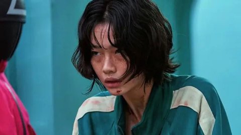 Tampilannya begitu fierce dengan gaun-gaun berstruktur tegas.  [Foto: Instagram/ELLE USA]