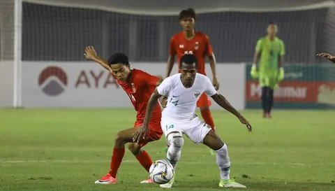Pendukung Indonesia membentangkan spanduk bertuliskan "Kita Harus Menang!" saat laga kedua Grup A Sepak Bola SEA Games 2023 antara Timnas Indonesia melawan Timnas Myanmar di Olympic Stadium,