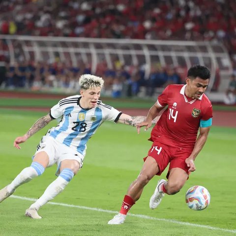Pendukung Indonesia membentangkan spanduk bertuliskan "Kita Harus Menang!" saat laga kedua Grup A Sepak Bola SEA Games 2023 antara Timnas Indonesia melawan Timnas Myanmar di Olympic Stadium,