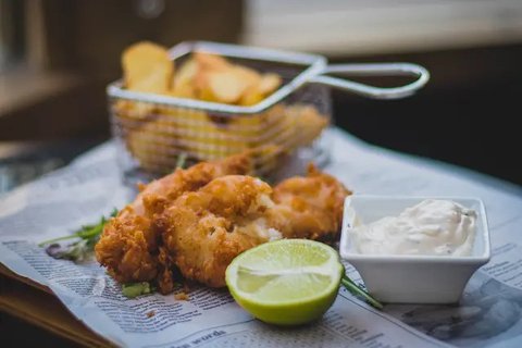 Kebanyakan kolesterol tinggi disebabkan karena makanan yang kita konsumsi sehari-hari. (unsplash.com/@callmehangry)