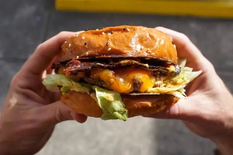 Kebanyakan kolesterol tinggi disebabkan karena makanan yang kita konsumsi sehari-hari. (unsplash.com/@callmehangry)