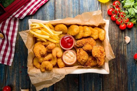 Kebanyakan kolesterol tinggi disebabkan karena makanan yang kita konsumsi sehari-hari. (unsplash.com/@callmehangry)