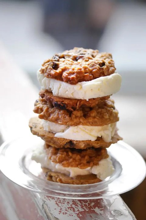 Kebanyakan kolesterol tinggi disebabkan karena makanan yang kita konsumsi sehari-hari. (unsplash.com/@callmehangry)