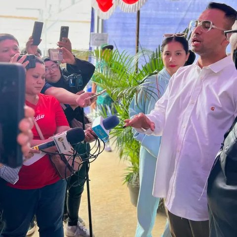 Selvi Ananda saat ngoblos Pemilu 2024 (kiri). Nagita Slavina dan Raffi Ahmad (kanan) nyoblos Pilkada 2024. (dok. Instagram @gibran.rakabuming @raffinagita1717)