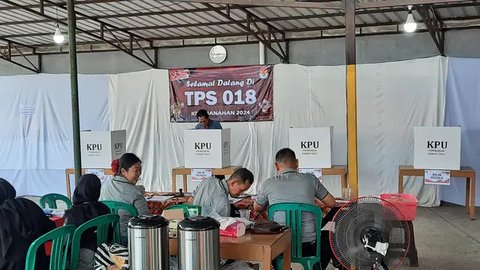 Selvi Ananda saat ngoblos Pemilu 2024 (kiri). Nagita Slavina dan Raffi Ahmad (kanan) nyoblos Pilkada 2024. (dok. Instagram @gibran.rakabuming @raffinagita1717)