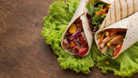 Perpaduan pesto dengan ayam serta sayuran hijau dapat menjadi salad yang enak. (Foto: Unsplash.com/Farhad Ibrahimzade)