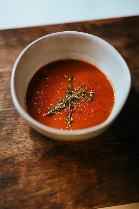 Perpaduan pesto dengan ayam serta sayuran hijau dapat menjadi salad yang enak. (Foto: Unsplash.com/Farhad Ibrahimzade)