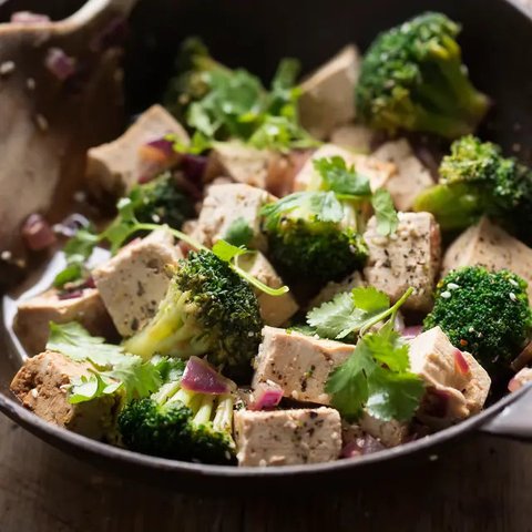 Perpaduan pesto dengan ayam serta sayuran hijau dapat menjadi salad yang enak. (Foto: Unsplash.com/Farhad Ibrahimzade)