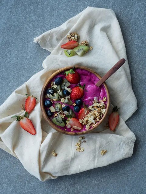 Perpaduan pesto dengan ayam serta sayuran hijau dapat menjadi salad yang enak. (Foto: Unsplash.com/Farhad Ibrahimzade)