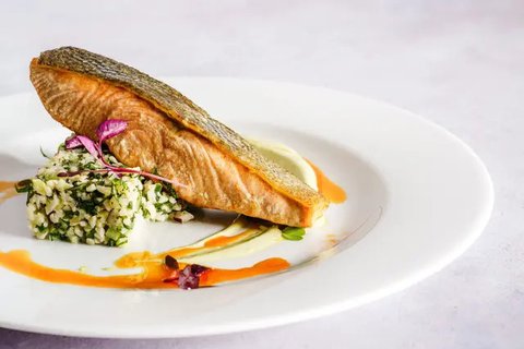 Ubi Jalar Panggang dan Salad Quinoa (Unsplash.com)