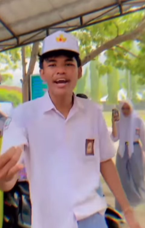 Momen Para Murid SMA Hadiahi Gurunya Motor Baru Disorot