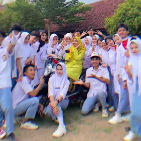 Momen Para Murid SMA Hadiahi Gurunya Motor Baru Disorot