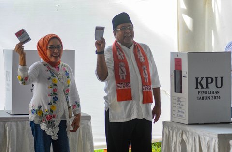 FOTO: Semringah Rano Karno Nyoblos di TPS 65 Lebak Bulus, Pede Menangkan Pilkada Jakarta 1 Putaran