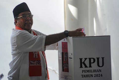 FOTO: Semringah Rano Karno Nyoblos di TPS 65 Lebak Bulus, Pede Menangkan Pilkada Jakarta 1 Putaran