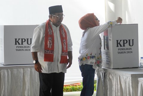 FOTO: Semringah Rano Karno Nyoblos di TPS 65 Lebak Bulus, Pede Menangkan Pilkada Jakarta 1 Putaran