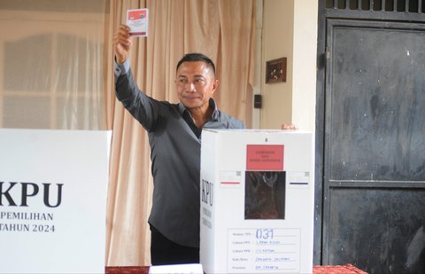 FOTO: Momen Dharma Pongrekun Nyoblos di TPS 31 Lebak Bulus, Sempat Kena Tegur Petugas KPPS