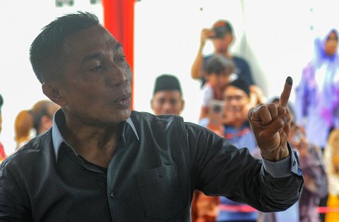 FOTO: Momen Dharma Pongrekun Nyoblos di TPS 31 Lebak Bulus, Sempat Kena Tegur Petugas KPPS