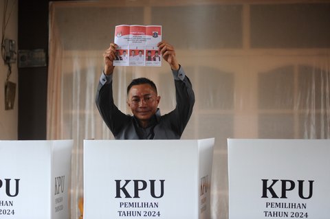 FOTO: Momen Dharma Pongrekun Nyoblos di TPS 31 Lebak Bulus, Sempat Kena Tegur Petugas KPPS